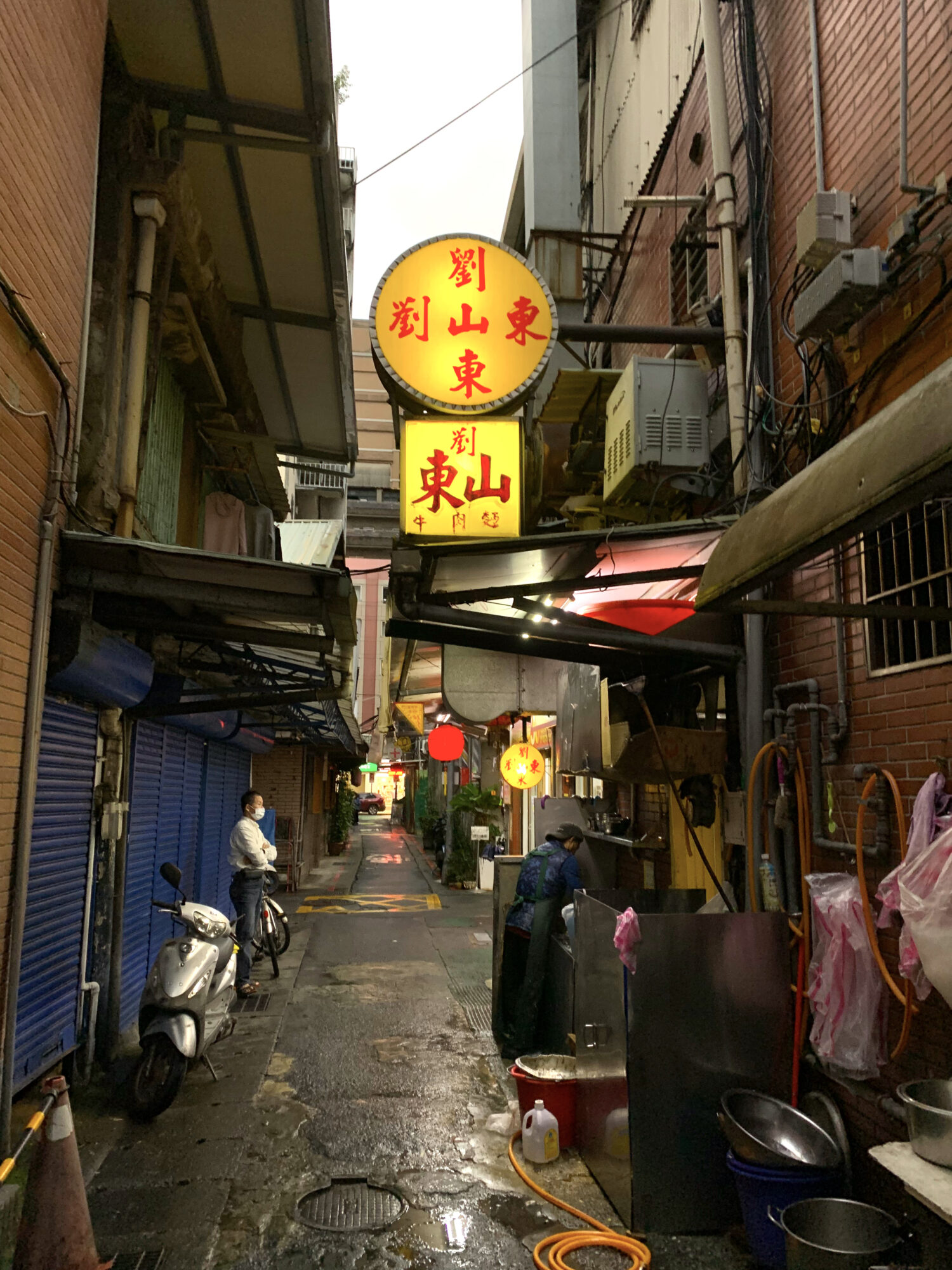 劉山東小吃店「細い通りに入ると黄色い看板が見えてくる」