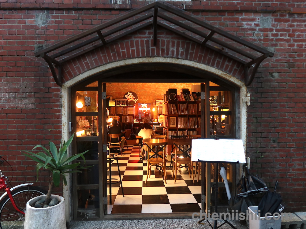 華山1914文化創意産業園区にある「Vinyl Decision 黒膠咖啡」はレコード音楽を楽しめるカフェバー