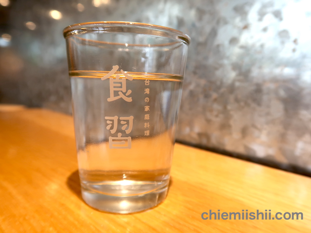 食習 台湾の伝統的なビールグラスに入ったお水