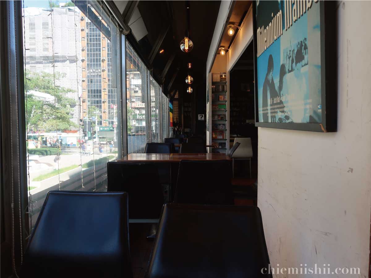 海邊的卡夫卡 Kafka by the Seaの窓際の席からは通りが見える