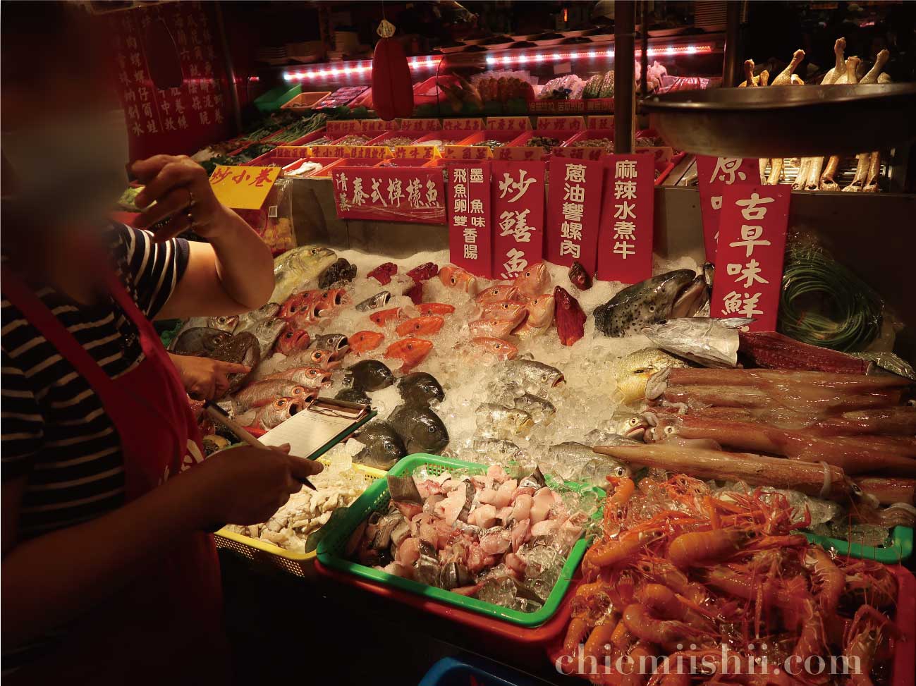 「鵝肉城活海鮮」の店頭にある海鮮