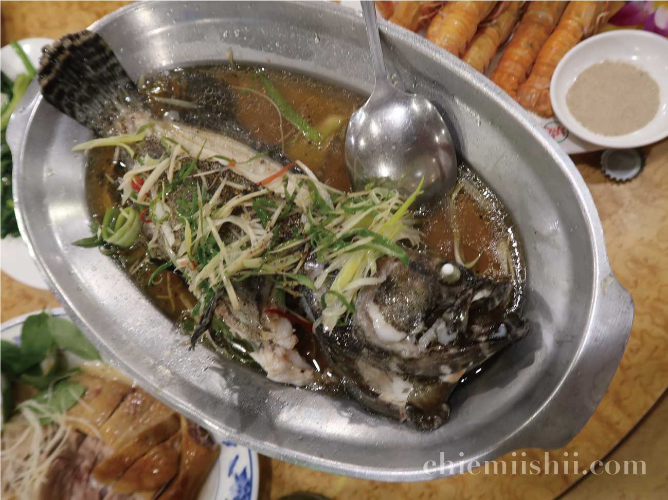 「鵝肉城活海鮮」の蒸し魚