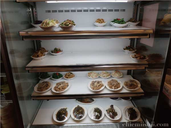 杭州小籠湯包のセルフサービスで提供される小鉢