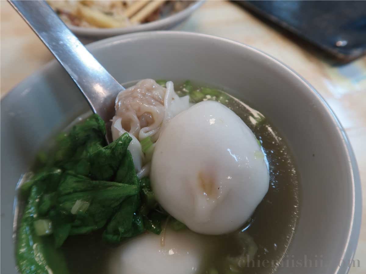 【台湾•台北】施家鮮肉湯円(シージアシエンロウタンユエン)湯圓餛飩(肉餡入りお団子とワンタン)のお団子とワンタン