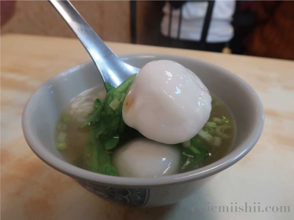 【台湾•台北】施家鮮肉湯円(シージアシエンロウタンユエン)の湯圓餛飩(肉餡入りお団子とワンタン)の大きなお団子