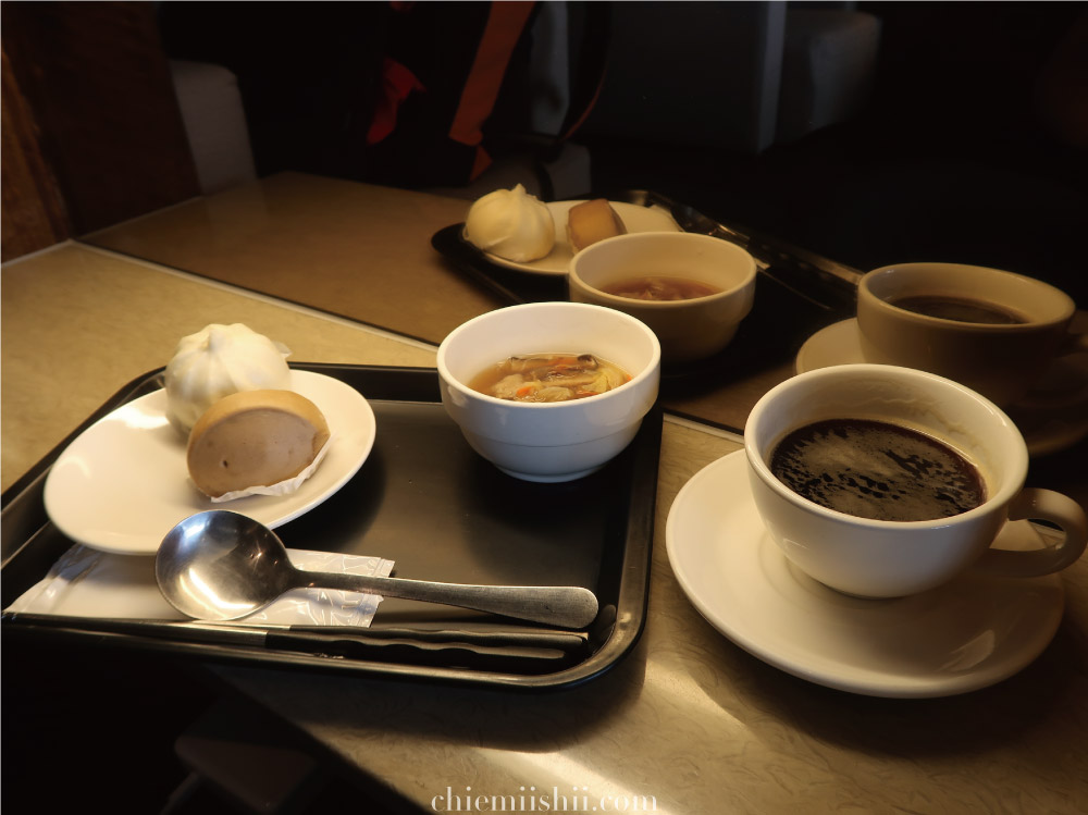 台北松山空港Airlines VIPラウンジで食べた饅頭、スープ、コーヒー