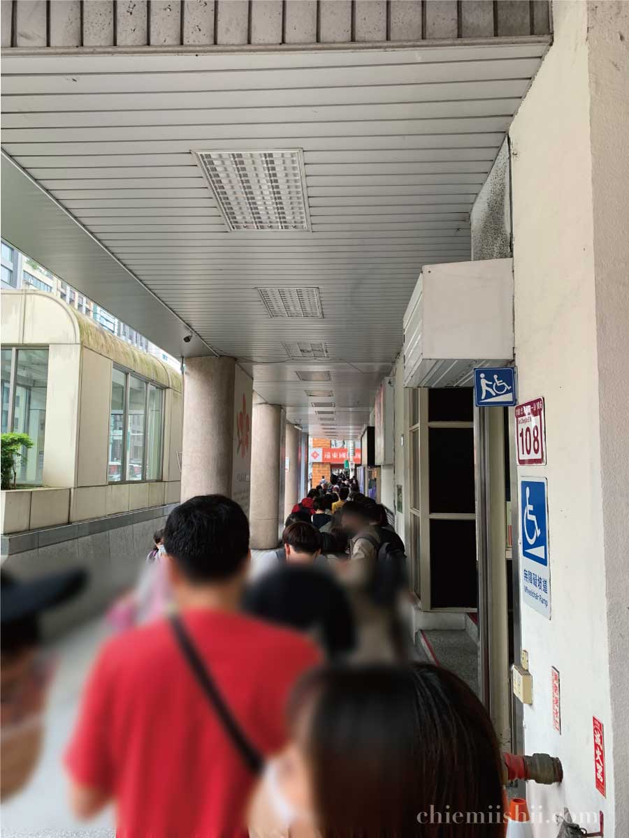 阜杭豆漿 週末はビル外周に行列ができる