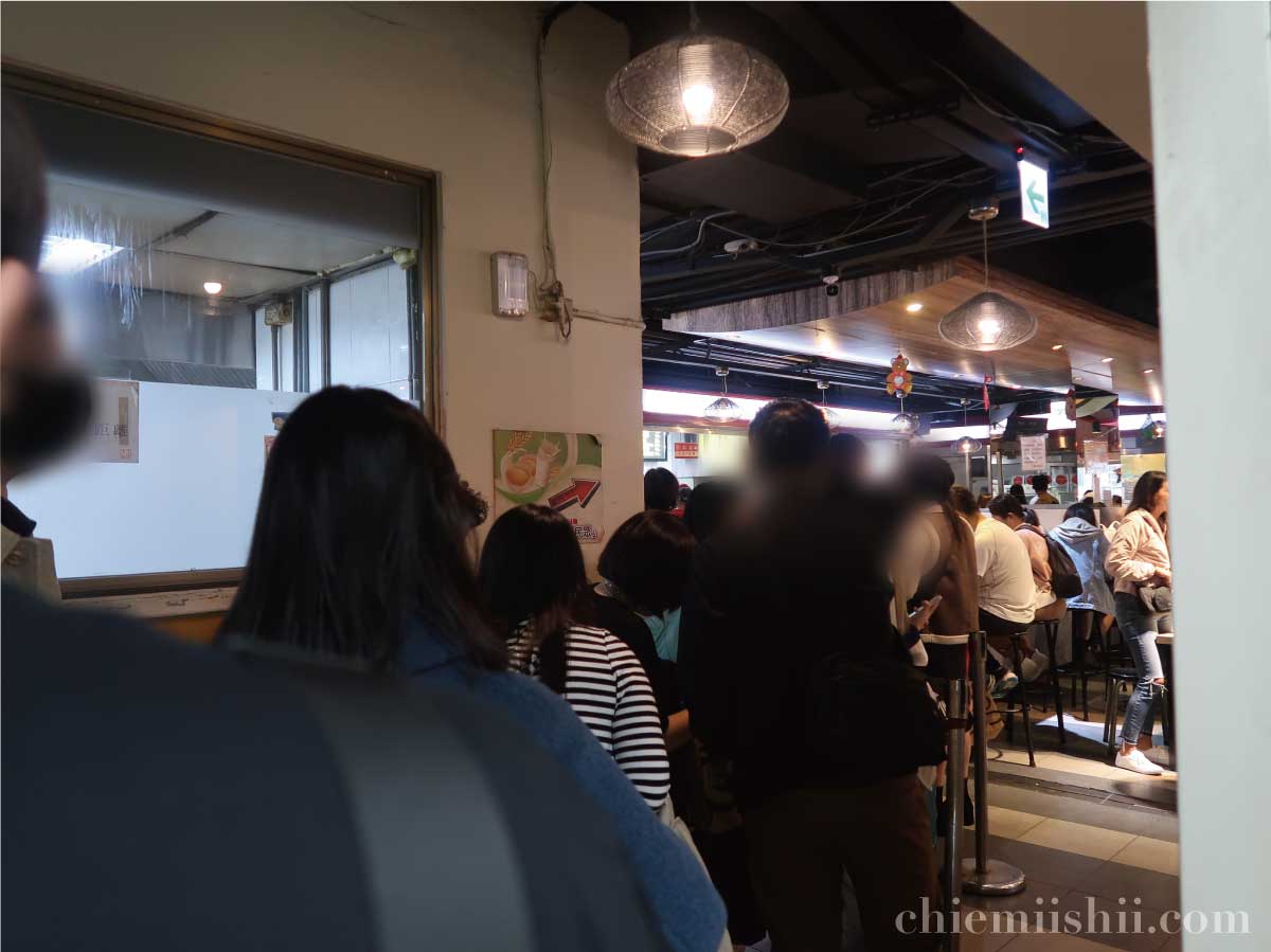 阜杭豆漿 列に並び、階段を上り切ったところ