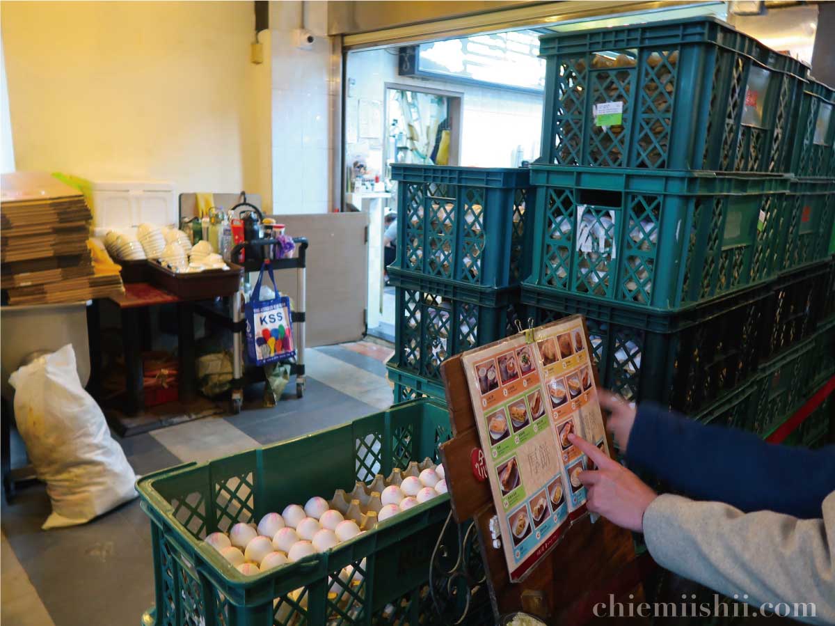 阜杭豆漿では注文カウンター前にメニューボードがある