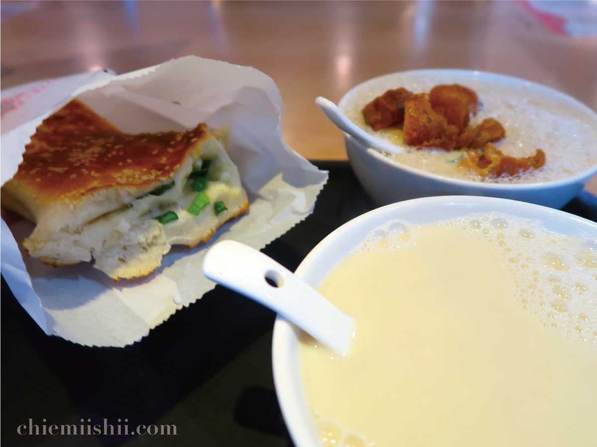 阜杭豆漿「熱豆漿、鹹豆漿、厚焼餅」