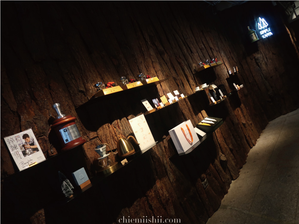 Simple Kaffa 「歴代トロフィーやグッズ」