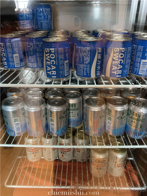 台北松山空港Airlines VIPラウンジのポカリスエットとビール