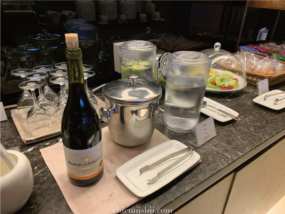 台北松山空港Airlines VIPラウンジの白ワイン