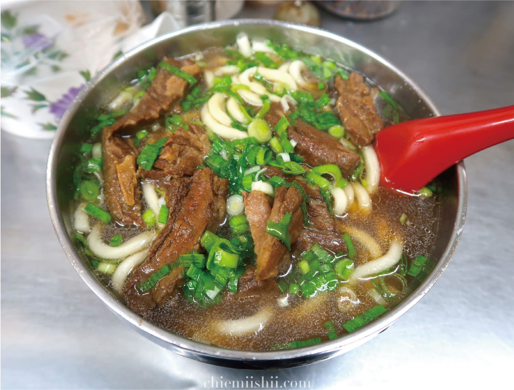 劉山東小吃店「看板メニューの清燉牛肉麺」