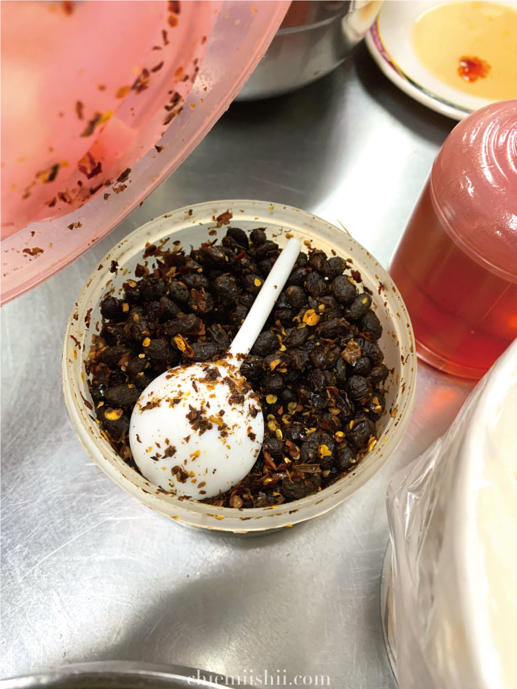 劉山東小吃店「テーブルに置かれている豆鼓（とうち）」