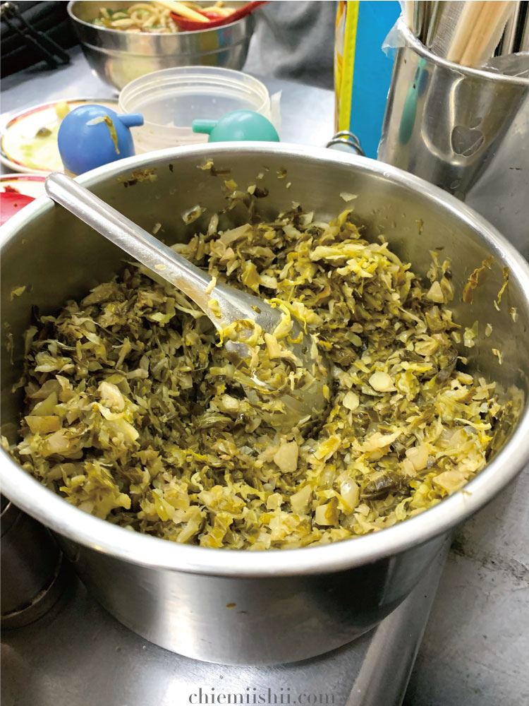 劉山東小吃店「テーブルに置かれている高菜」