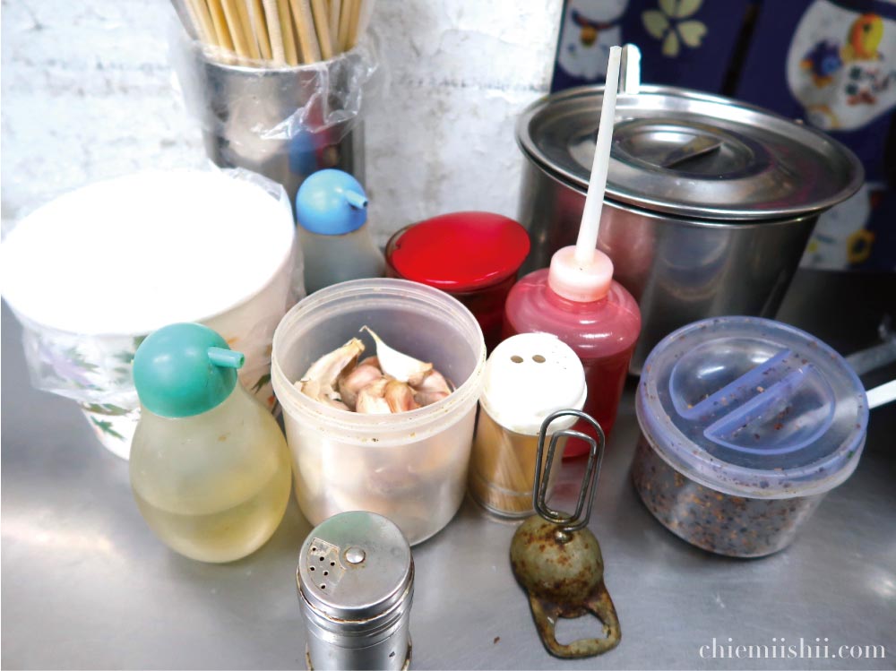 劉山東小吃店「テーブルに置いてある調味料」